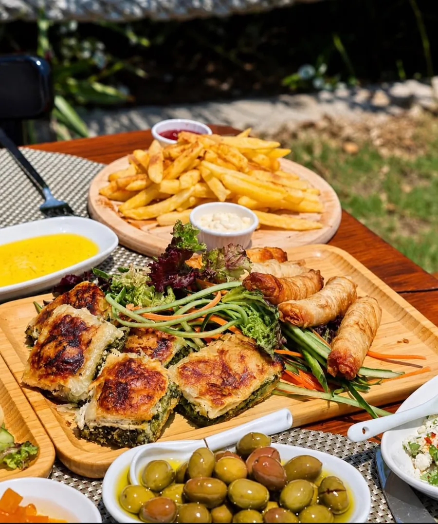 Can Royal Garden — Yeme içme çalışması